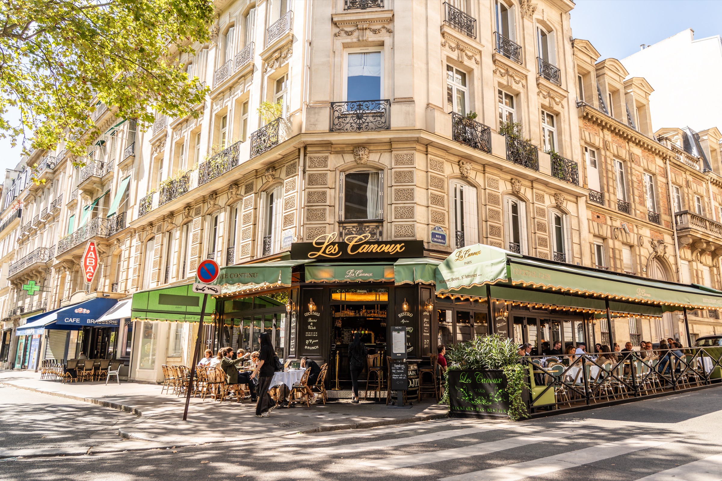 Façade des Canoux, brasserie parisienne près du Trocadéro