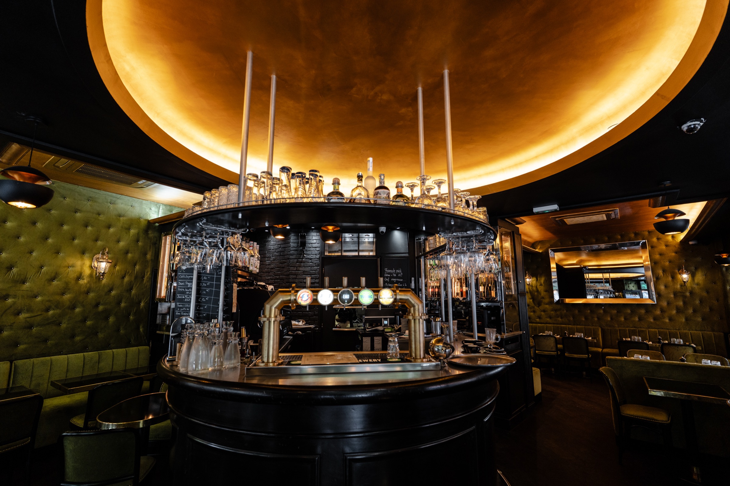 Salle et bar de la brasserie Les Canoux